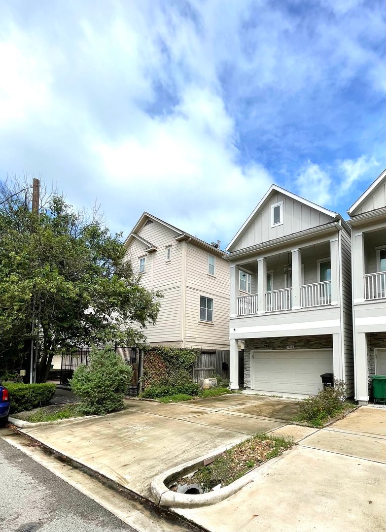 Houston House: 1211 Marconi St