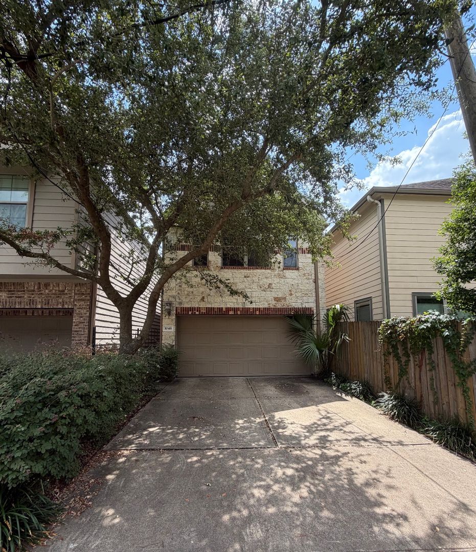 Houston House: 1048 W 26th St