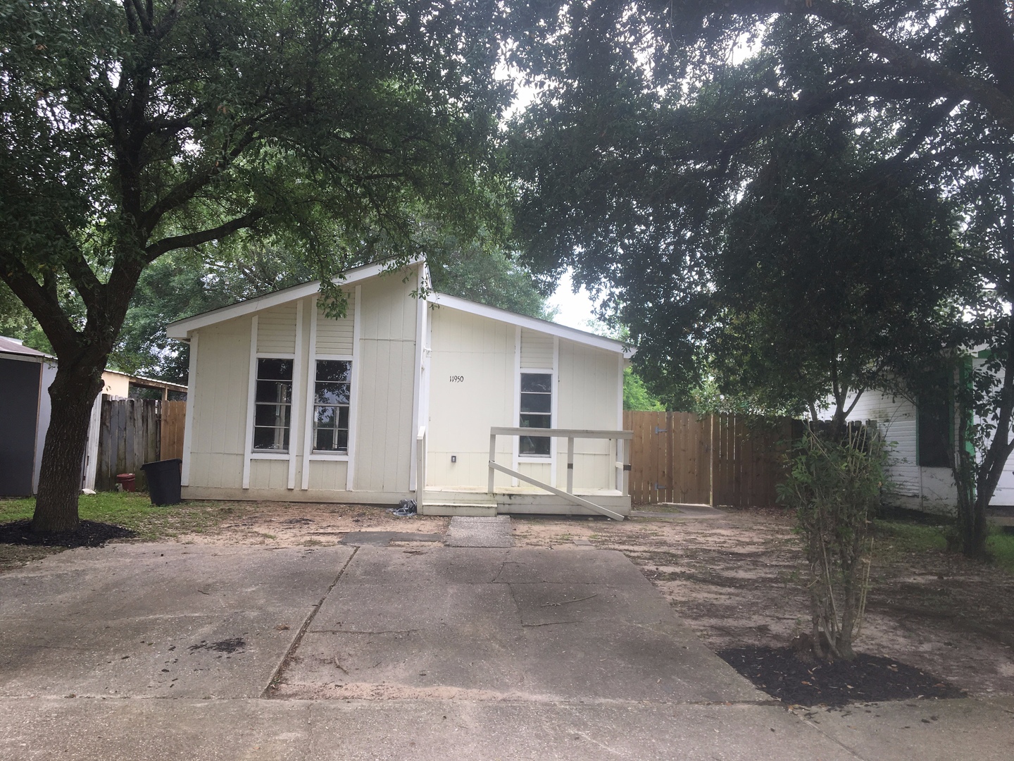 Houston House: 11950 Greenloch Ln