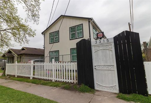 second floor 2bd/1 bath in is 6-plex within a fenced yard. – photo 1