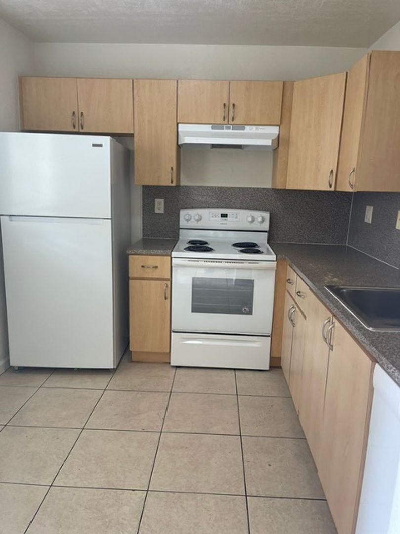 West Palm Beach Apartment: Laurel Way/Ceylon Court