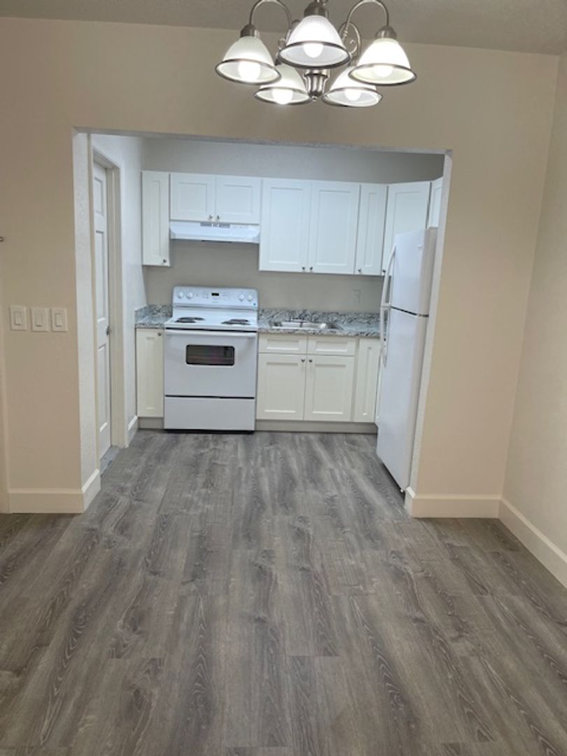 Palm Springs Apartment: 240-252-260 Alemeda Drive