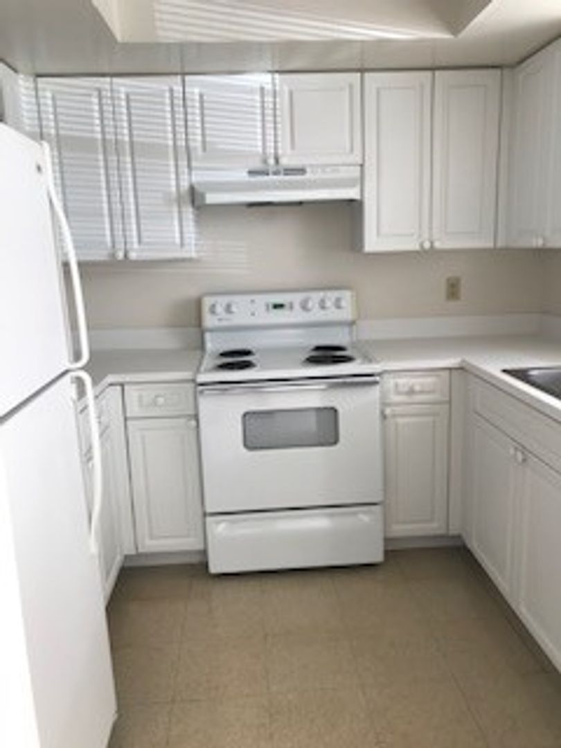 Palm Springs Apartment: 220 Henthorne Drive