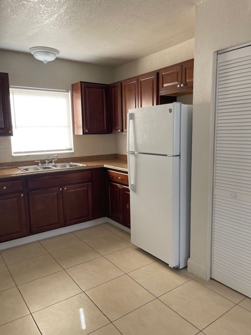 Palm Springs Apartment: 240-252-260 Alemeda Drive