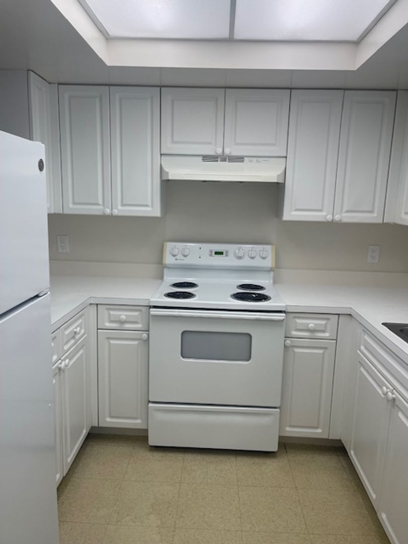 Palm Springs Apartment: 220 Henthorne Drive