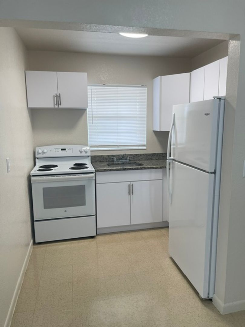Palm Springs Apartment: 240-252-260 Alemeda Drive