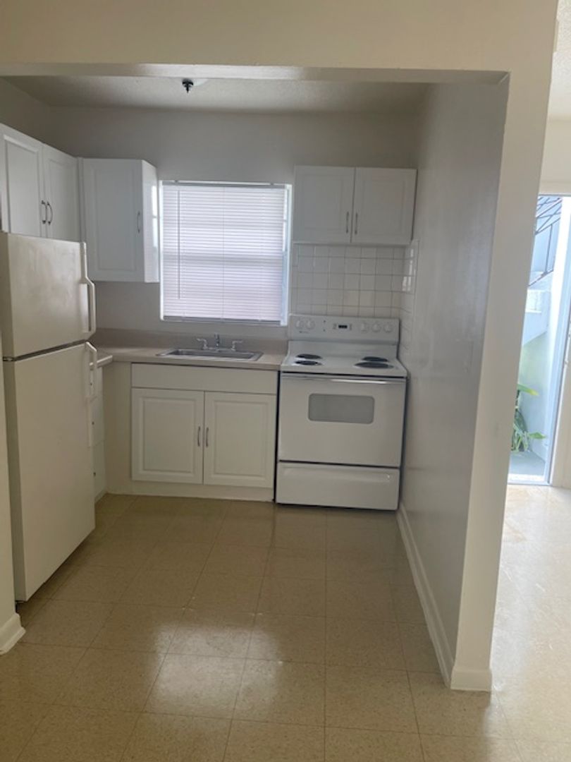 Palm Springs Apartment: 240-252-260 Alemeda Drive