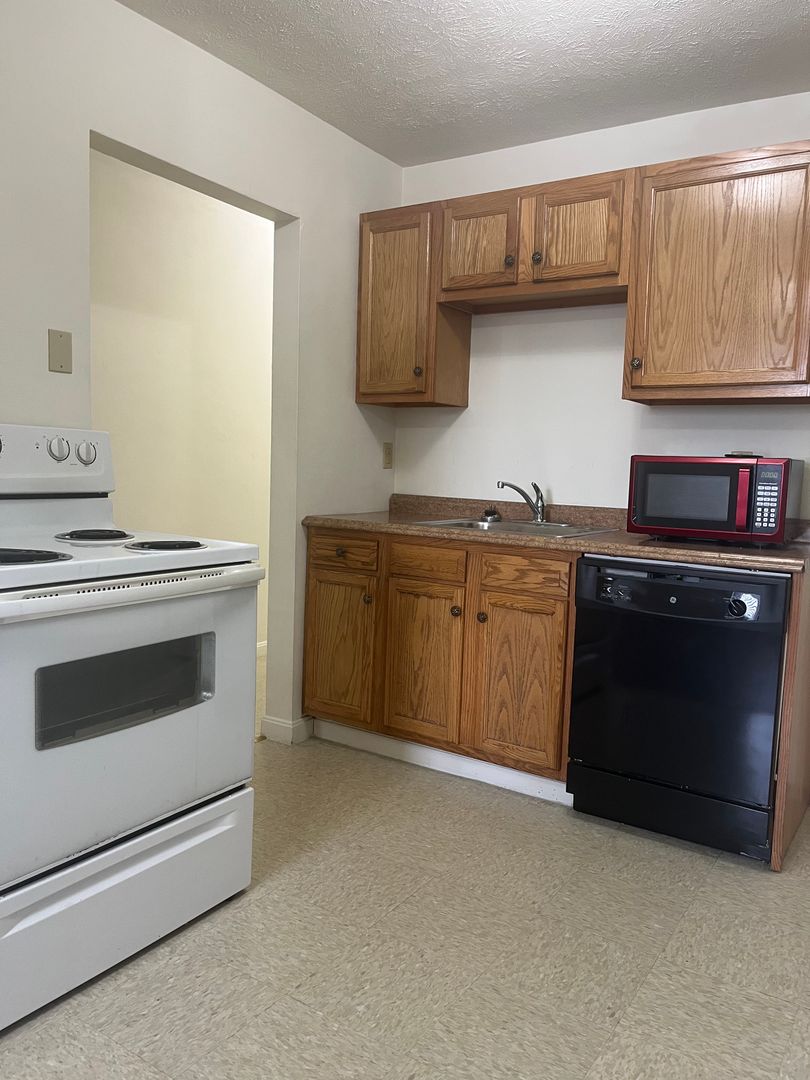 McDonald Apartment: 120 S McDonald St