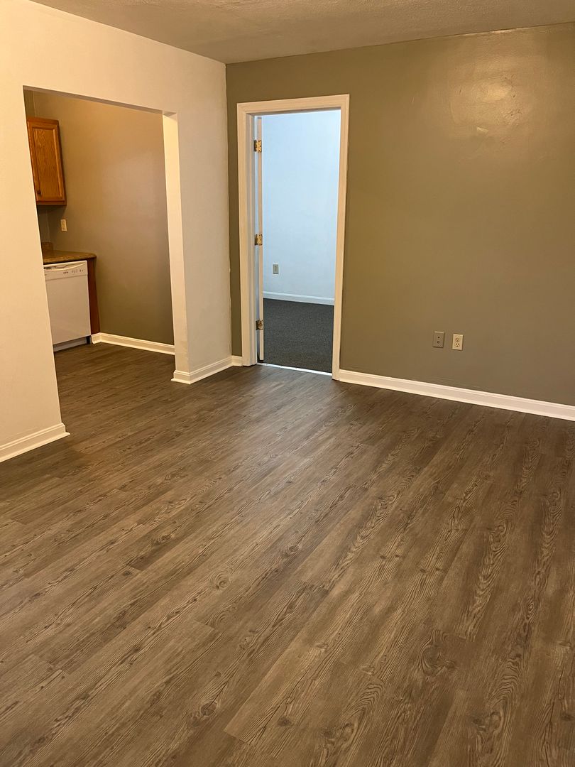 McDonald Apartment: 120 S McDonald St