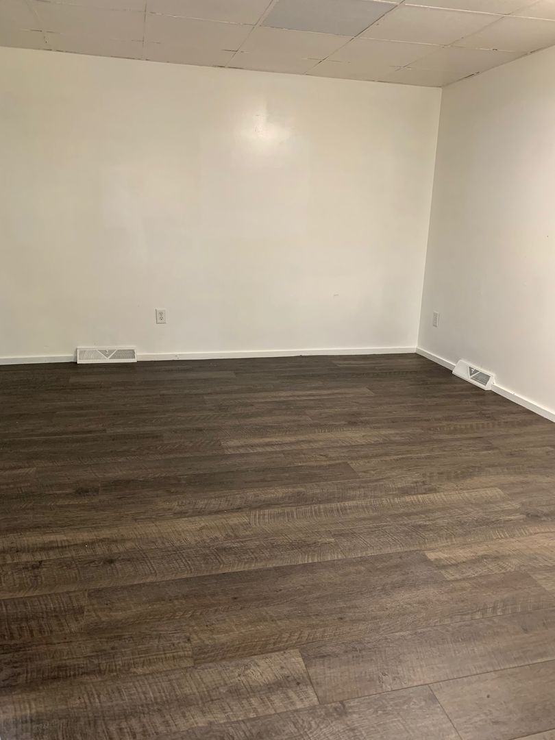 Oakdale Apartment: 303 Vincennes Ave