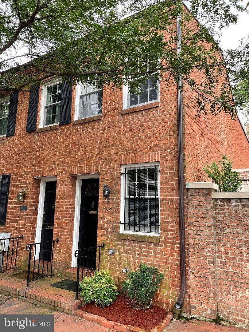 Washington House: 1574 33rd Street, NW