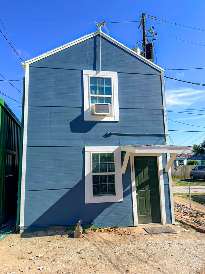Galveston Apartment: 615 church St
