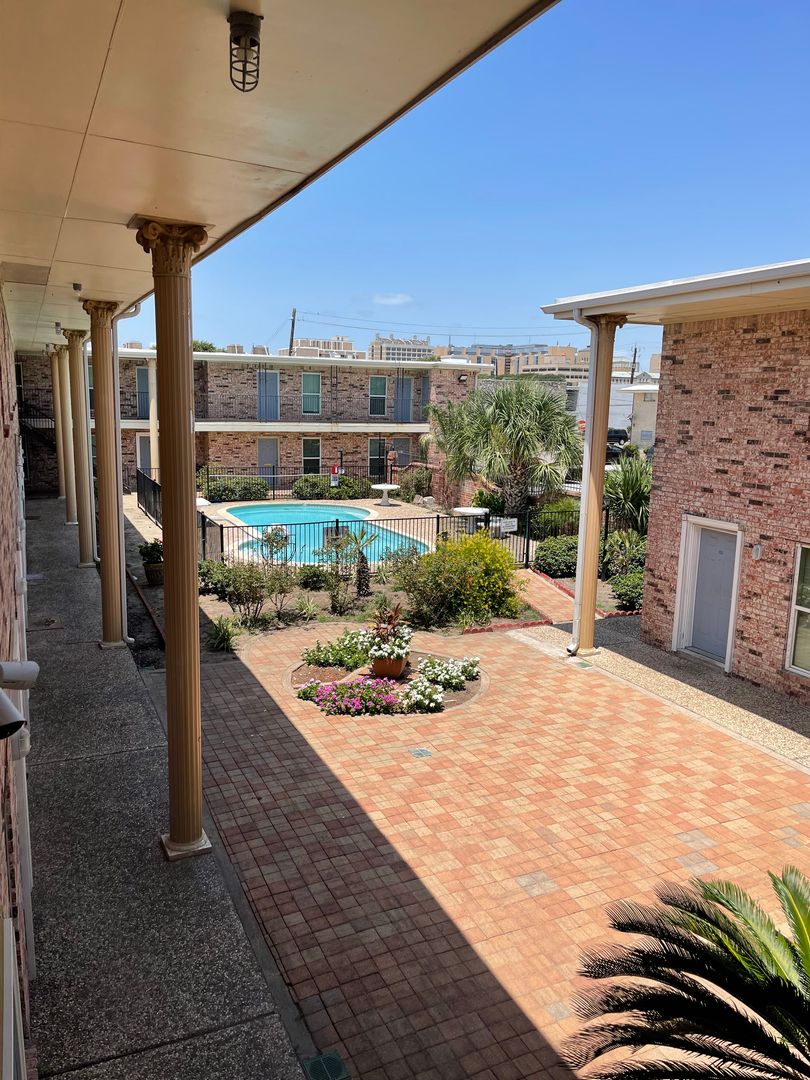 Galveston Apartment: 325 church