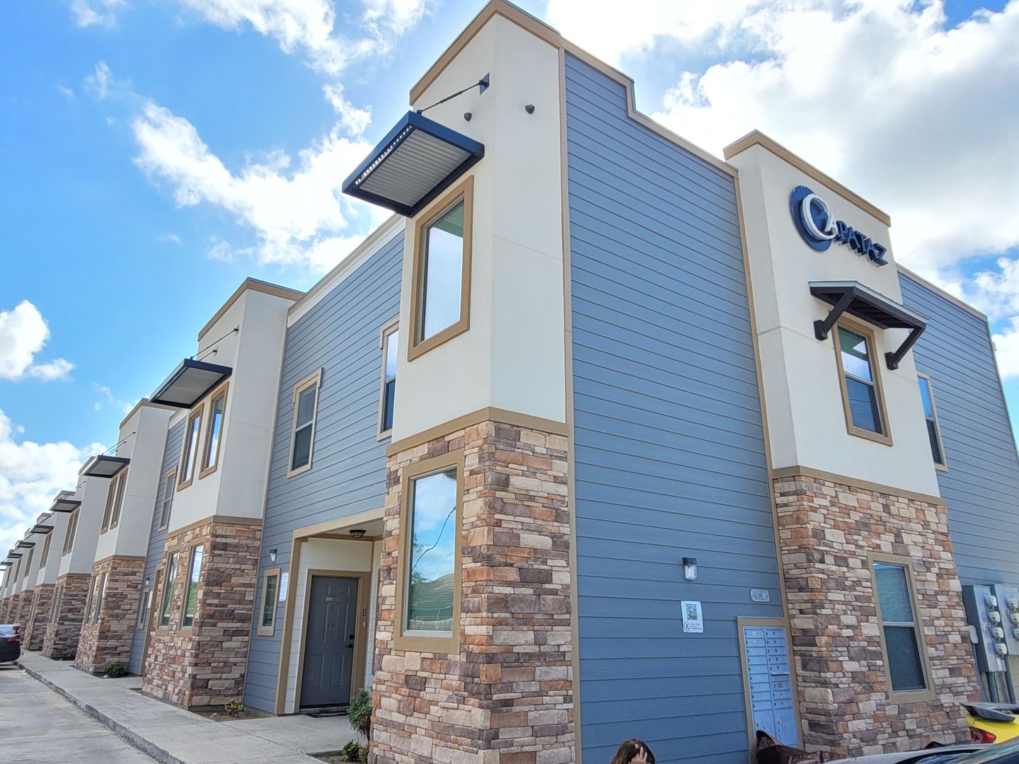 Hidalgo Apartment: 201 S 5th St.