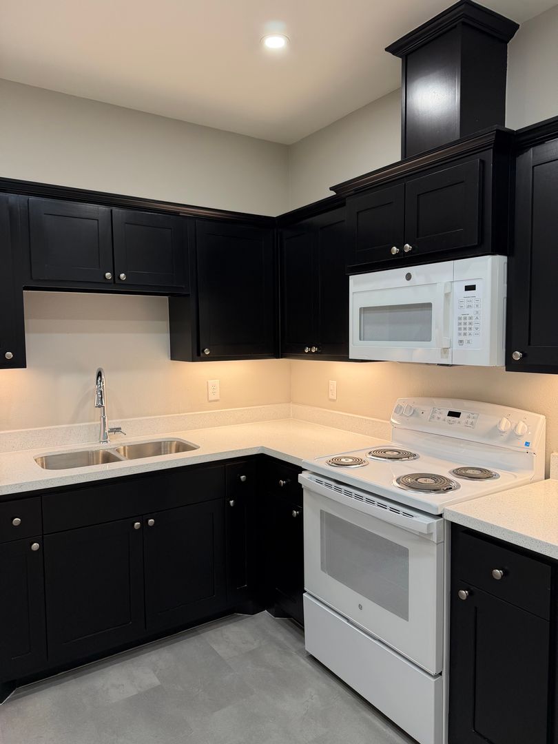 La Joya Apartment: 501 E 2nd St.