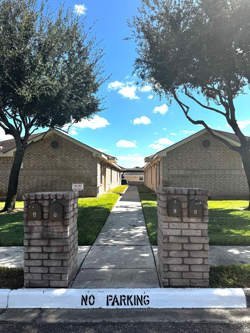 La Joya Apartment: 404 E 2nd St