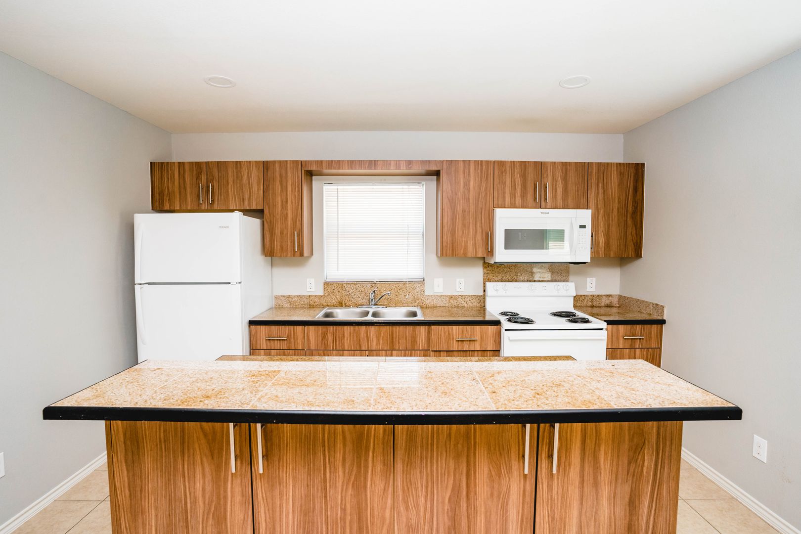 LA JOYA Apartment: 401 E 2ND ST