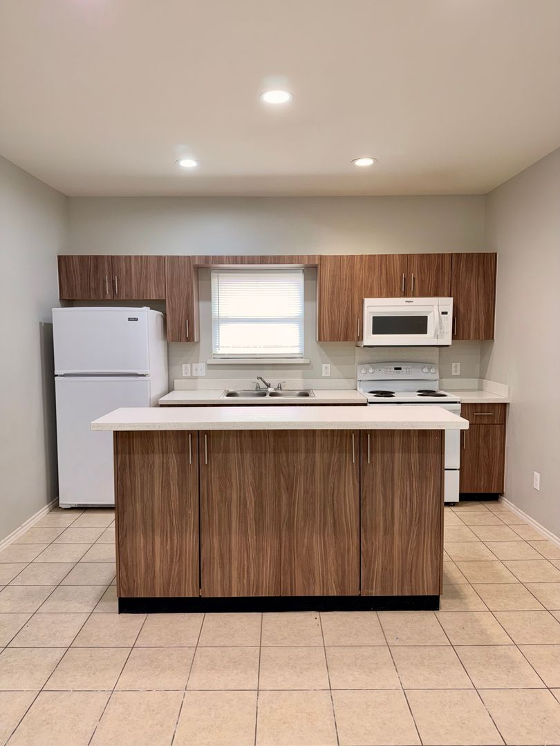 LA JOYA Apartment: 401 E 2ND ST