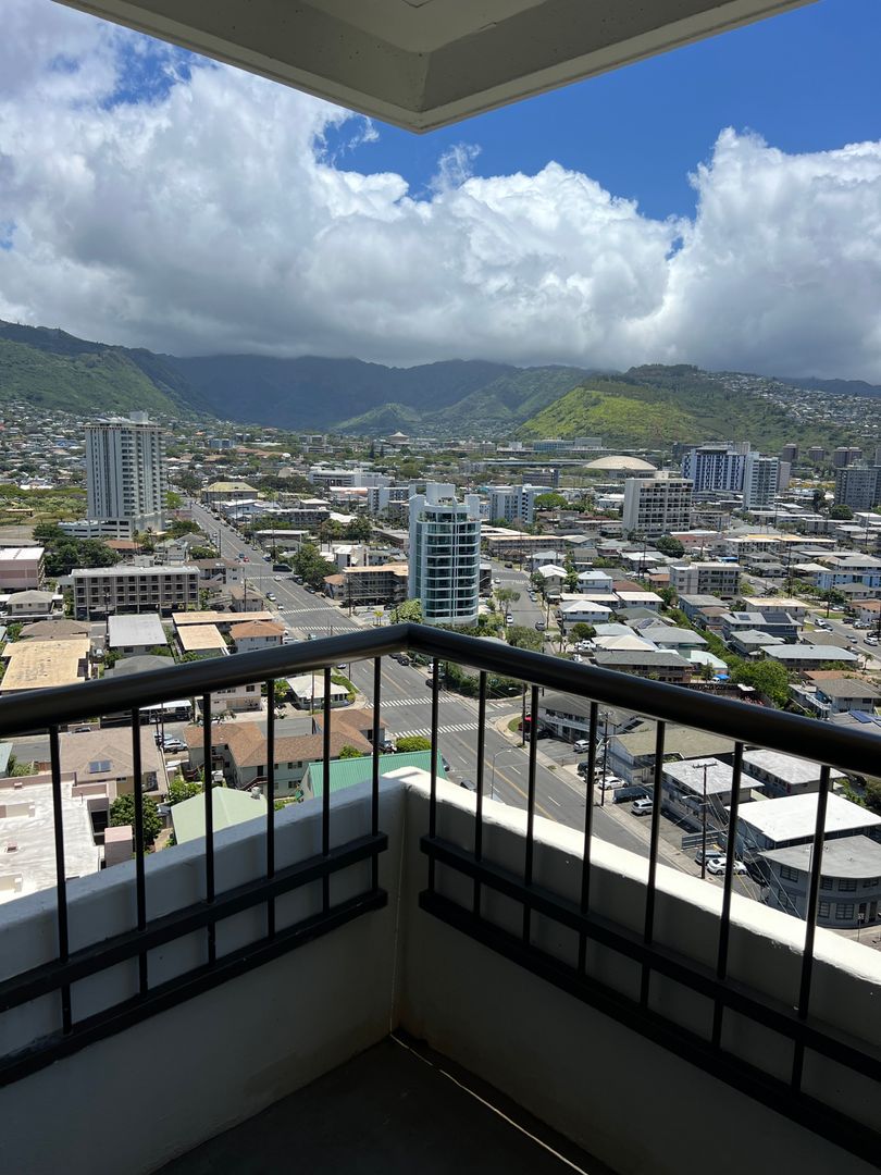 Honolulu Condo: 2333 Kapiolani Blvd. #1804