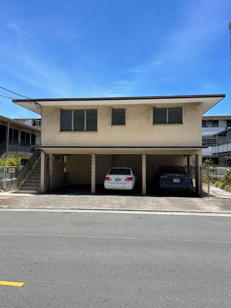 Honolulu Apartment: 772 Paani Street