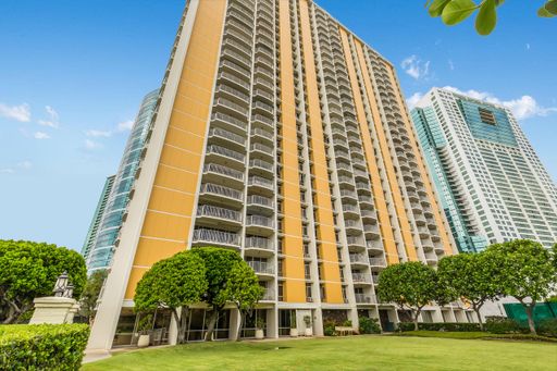 2 Bed / 2 Bath / 1 Parking Unit Directly Across Ala Moana Beach Park!!! – photo 1