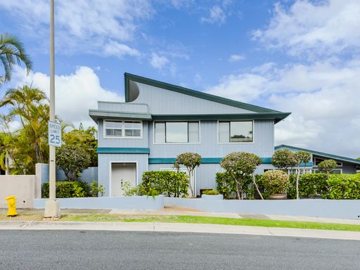 Quiet Lanikai Neighborhood. Large 1bd/1ba (approx.. 775sf) . Nice Views. Nice Trade Wind Breeze.