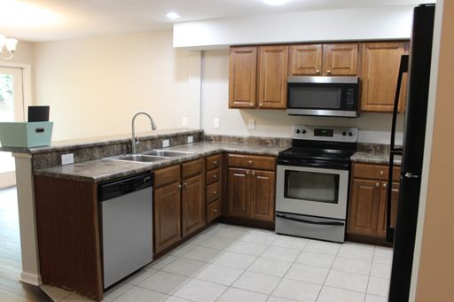 Beautiful top floor 3 bedroom unit – photo 1