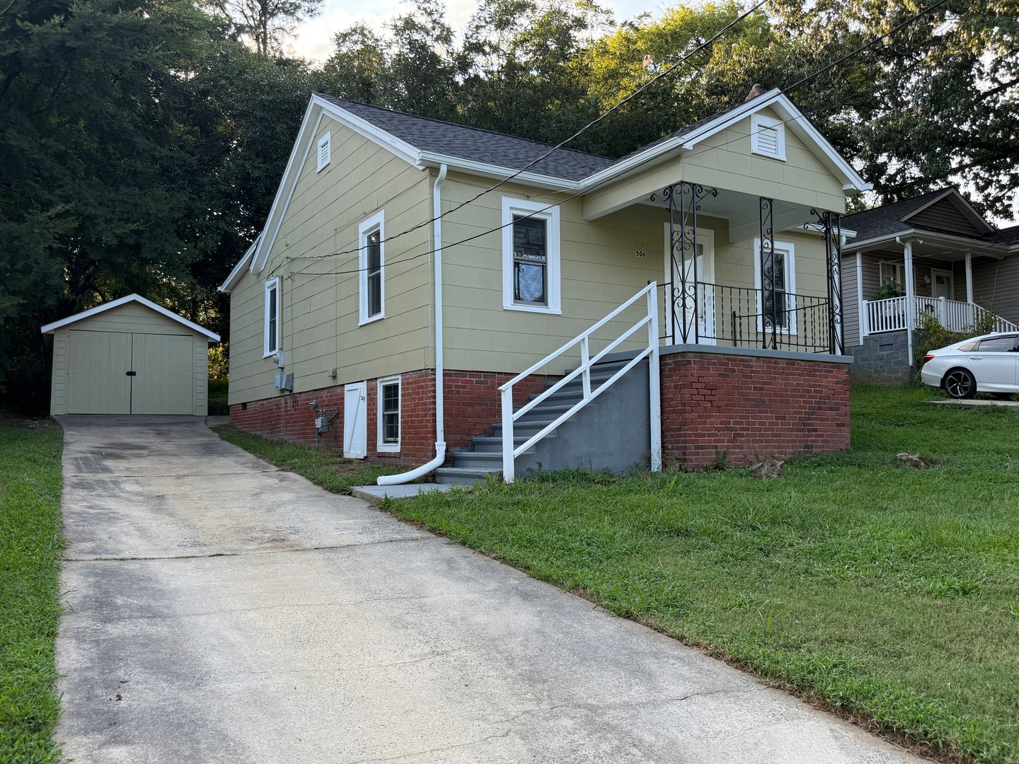 Burlington House: 506 Lakeside Avenue