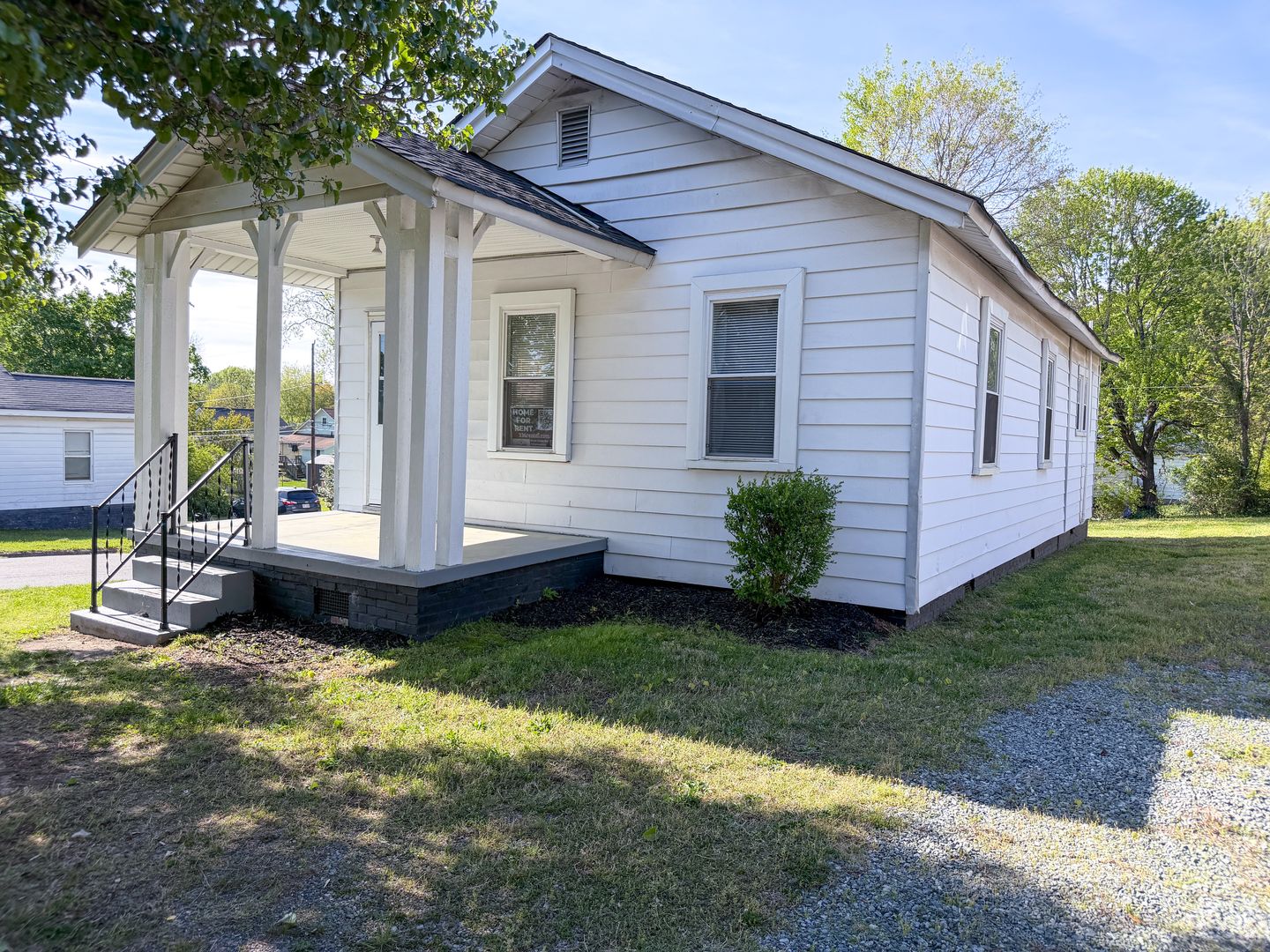 Burlington House: 1104 West Webb