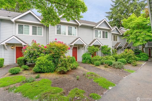 Spacious 2 bed/2.5 bath Townhome near Totem Lake! – photo 1