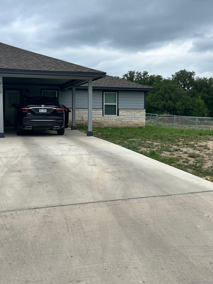 Lampasas Apartment: 909 E. 3rd St