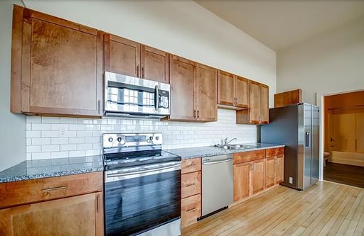Modern, Loft-Style 1Bed/1Bath with Historic Charm – photo 1
