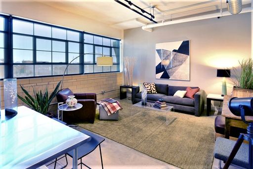 (GET $775 OFF YOUR FIRST MONTH'S RENT IF LEASE IS SIGNED BY SEPTEMBER 30!) Luxury 1Bed/1Bath in the Central West End – photo 1
