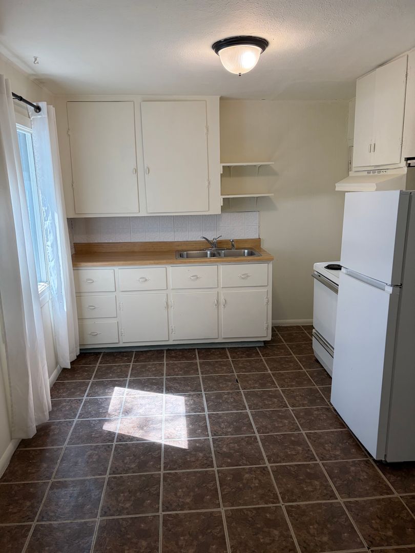 Aberdeen House: 222 3rd Ave NE