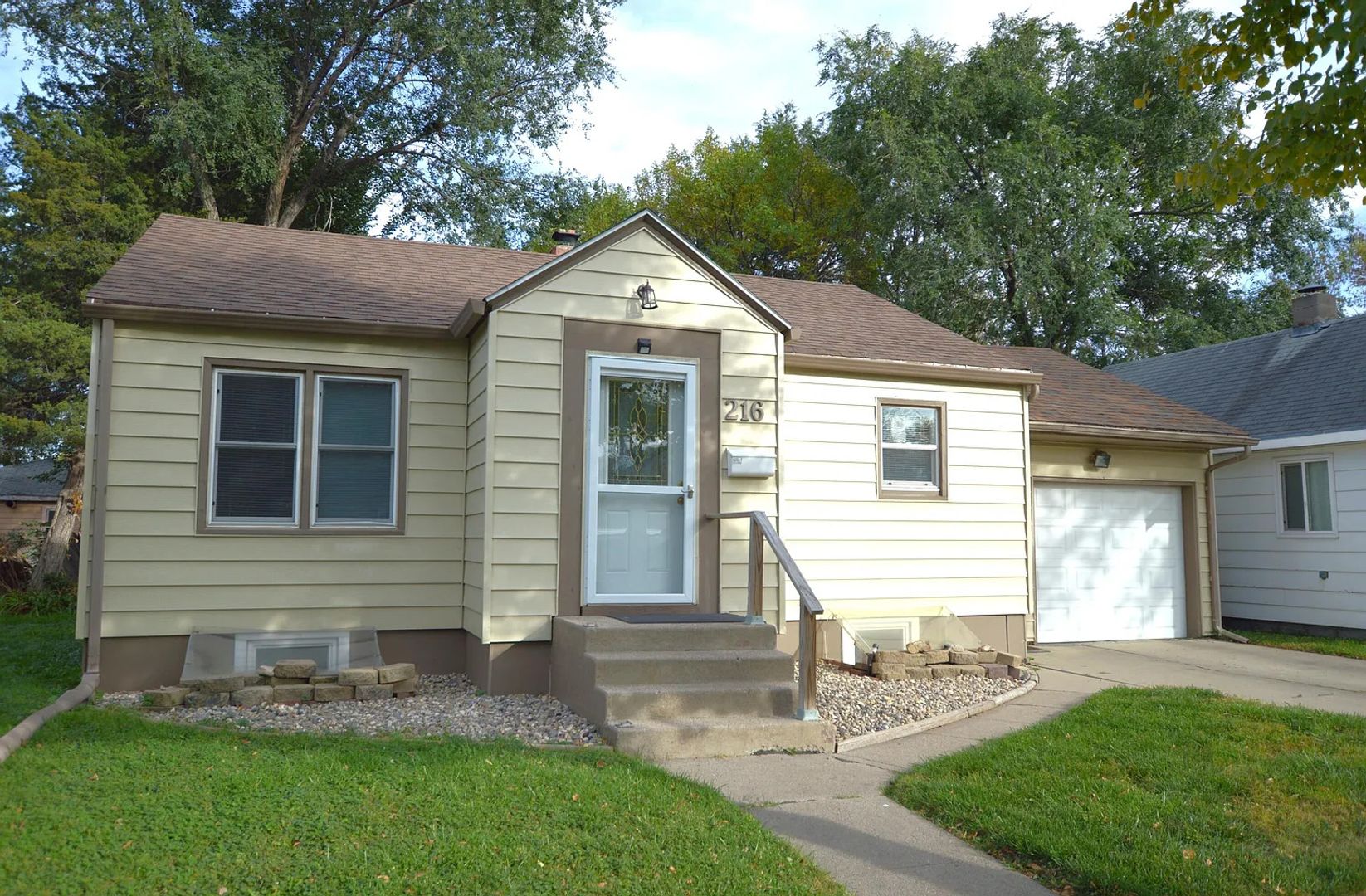 Aberdeen House: 216 N Lloyd St