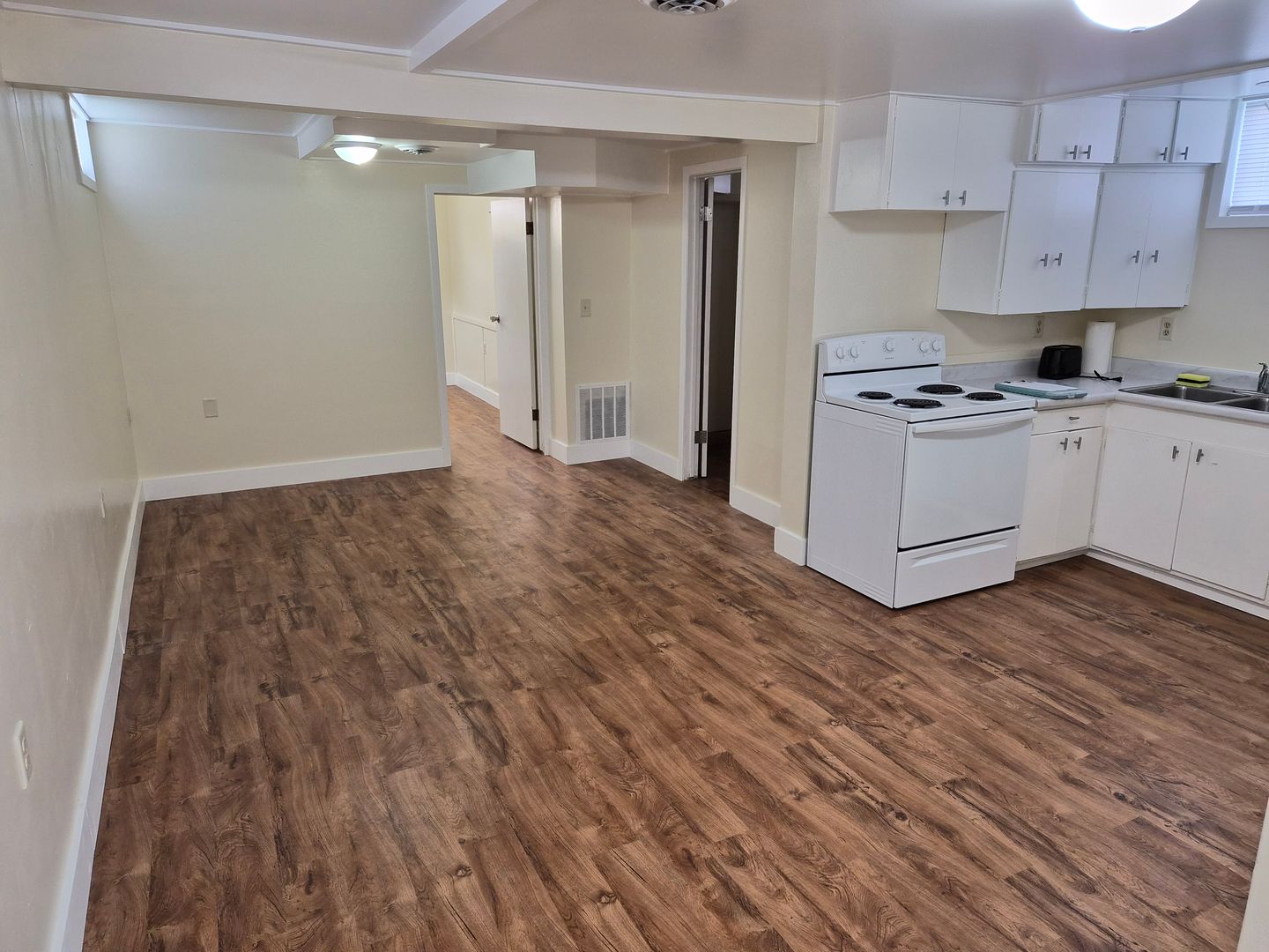 Aberdeen Apartment: 208 S 11th St