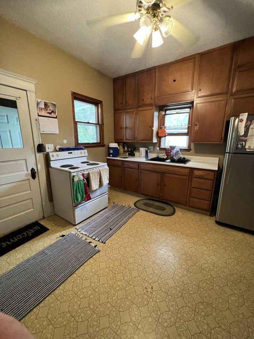 Aberdeen House: 701 9th Ave SE