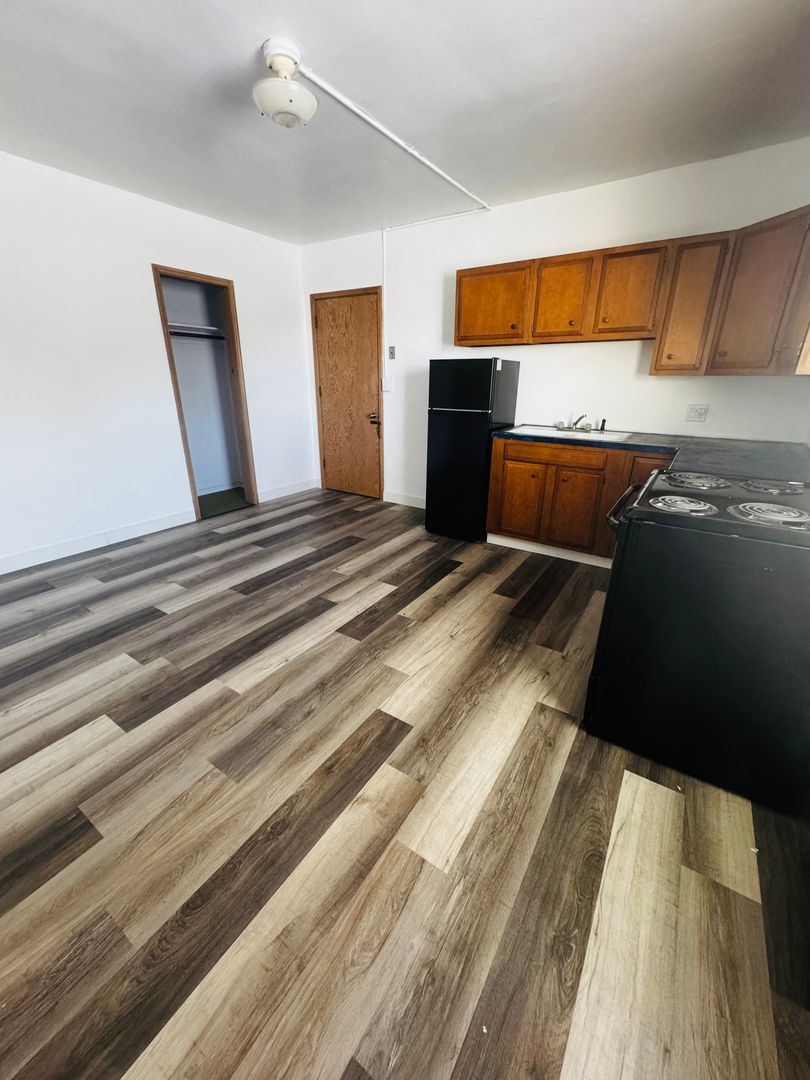 Eureka Apartment: 703 H Ave