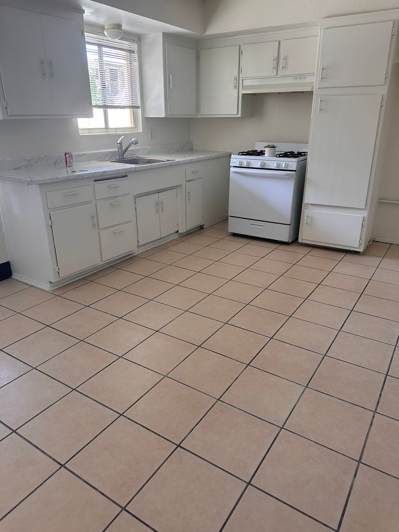 Anaheim Apartment: 309 & 315 W. Palais Road