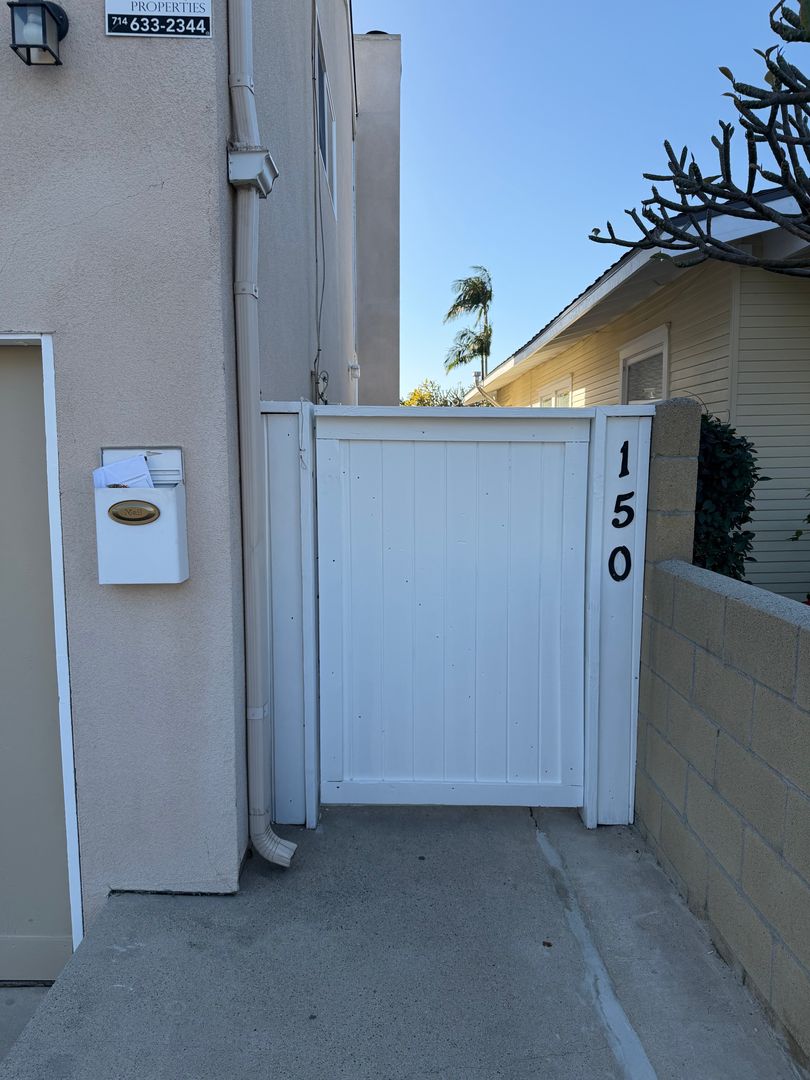 Orange Apartment: 150-152 S. Harwood Street