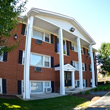 Cute, Affordable Apartments in Elmhurst! Across the street from Elmhurst Memorial!