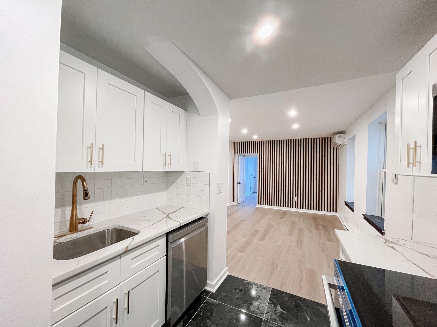 Hudson Apartment: 208 Warren St