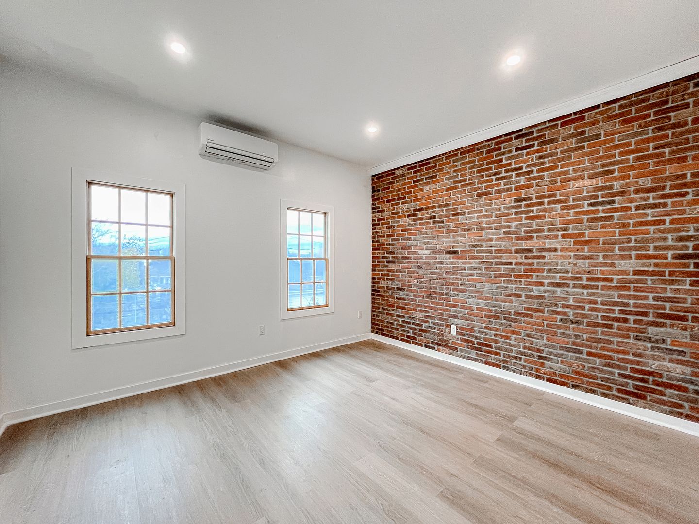 Hudson Apartment: 208 Warren St