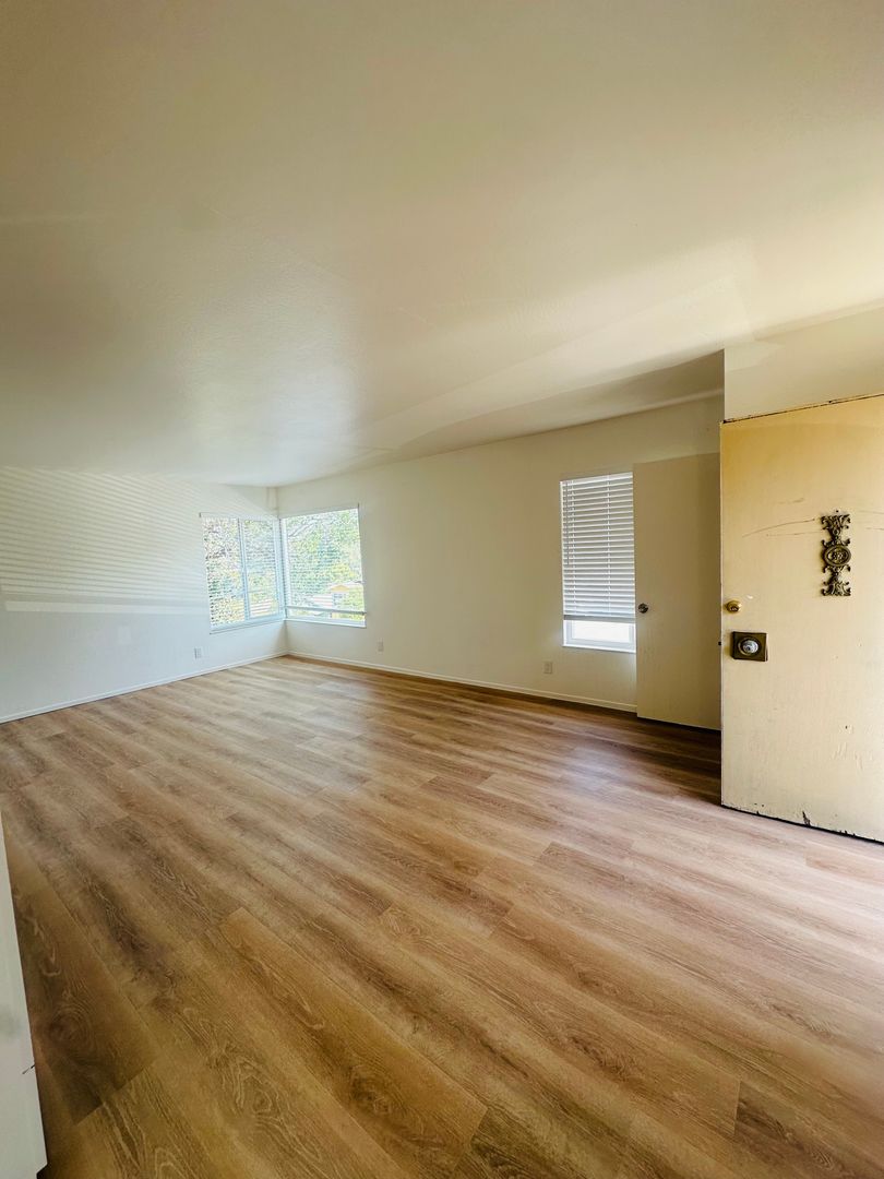 Oakland Apartment: 4511- 4515 Penniman Ave