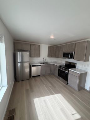 Fresh & Modern 2BR – Stylish Living in Quiet 6-Plex – photo 1