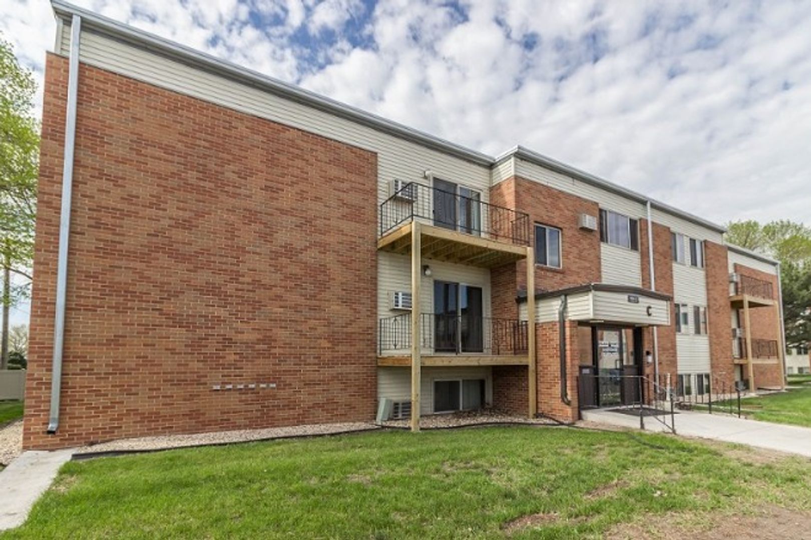 Mitchell Apartment: 1701 N Main Street