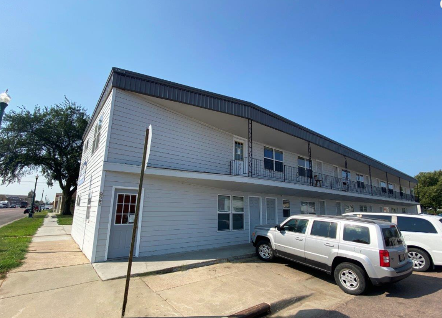 Mitchell Apartment: 925 N Main Street