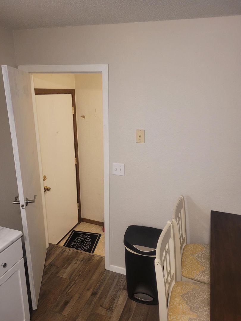 Mitchell House: 208 W Pine