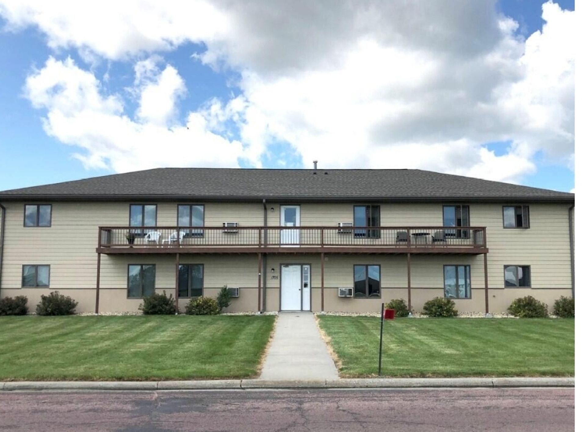 Mitchell Apartment: 1705 S Rowley St