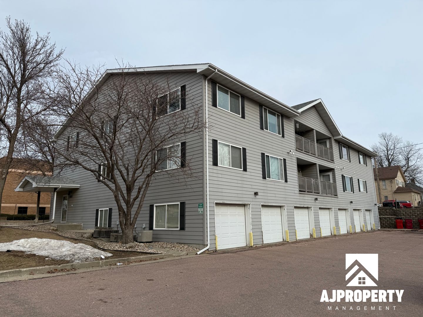 Sioux Falls Apartment: 1000 S Summit Ave